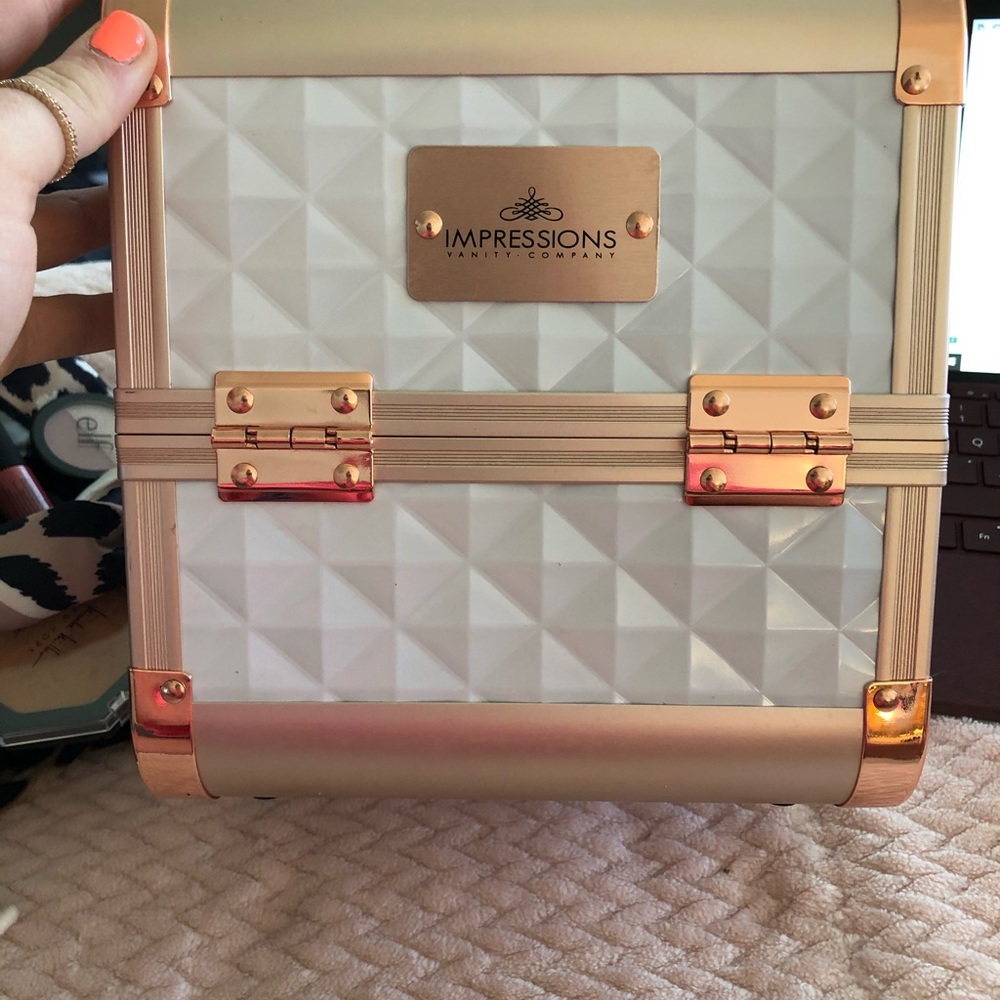 A IMPRESSIONS vanity company makeup box